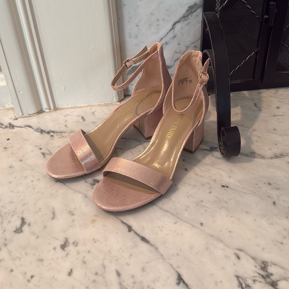 New in box Dream Pairs Champagne Pearl Pink block heels 2.75” in Size 5
